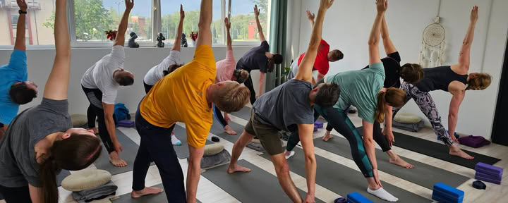 Gruppi di yoga per principianti e avanzati
