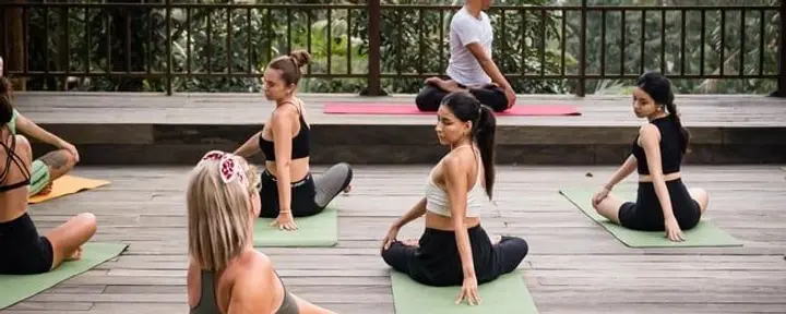 4 Giorni Attività Aggiuntive Ricarica Corpo e Anima Yoga / Meditazione Canangsari (laboratorio di offerte balinesi) Melukat (cerimonia di purificazione balinese) Esperienze di Guarigione Rilassanti Balinesi Massaggio Balinese Bagno ai Piedi con Fiori e Riflessologia Falò Avventure Gastronomiche Corso di Cucina Pesca Escursioni Trekking Mt Batukaru lungo (12 ore) Mt Batukaru breve Passeggiata nella Foresta Pluviale (3 ore) Escursione alla Cascata e alla Fattoria Locale (2 ore) Delizie per il Palato Colazione Galleggiante Cena a Lume di Candela Barbecue in Giardino Spostarsi Noleggio Moto/Giorno Noleggio Bici/Giorno Tour in Auto per l’Intera Giornata