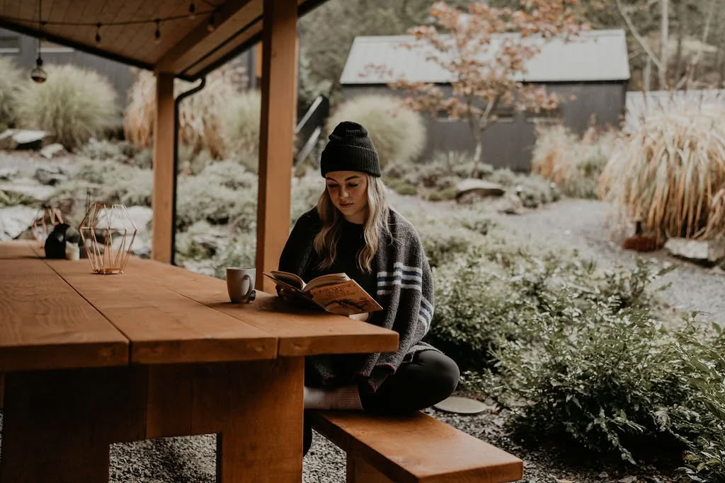 SOLD OUT | 'Hello Joy!' First Bloom - Il ritiro di arti e movimento per una vita giocosa con Madelyn Mulvaney | Nectar Yoga Retreat