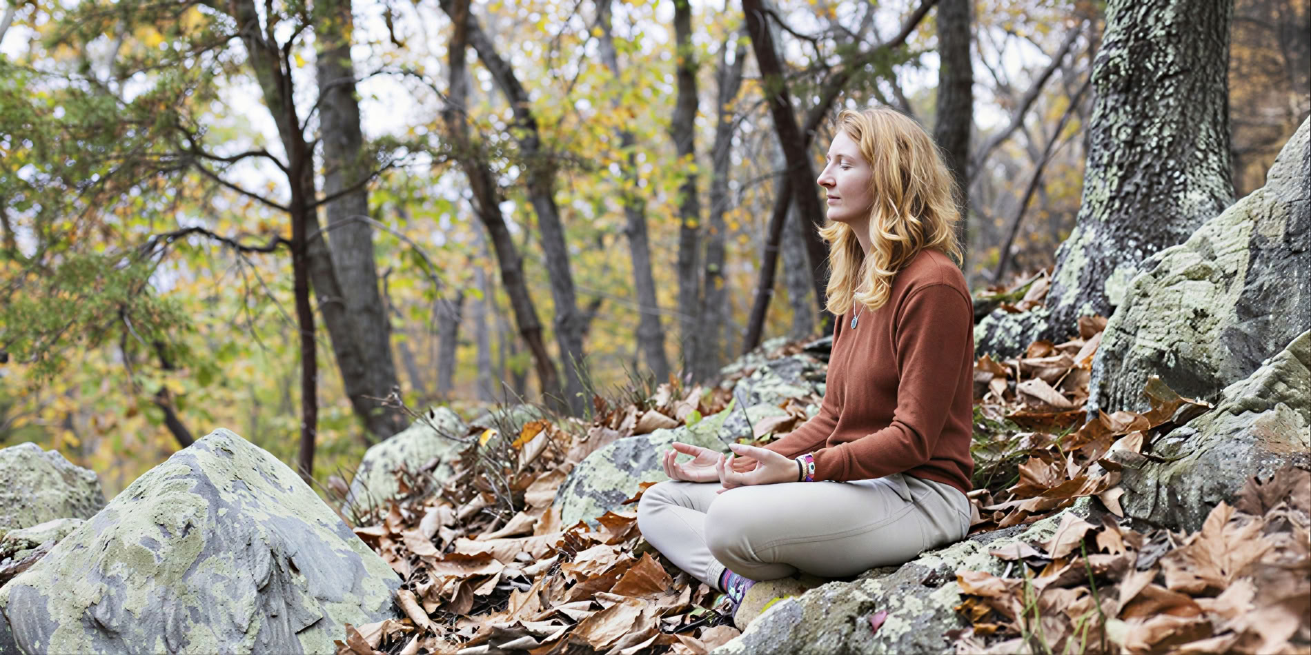 Whispering Leaves: Un ritiro silenzioso di yoga e meditazione d'autunno