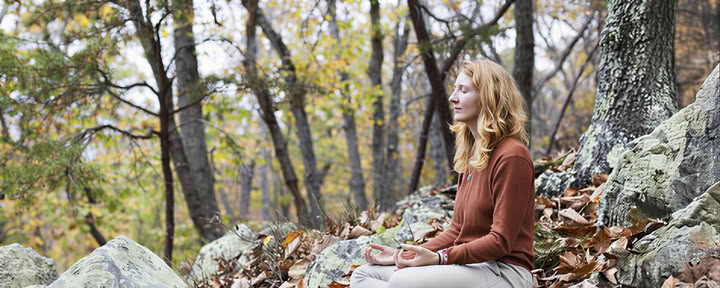 Whispering Leaves: Un ritiro silenzioso di yoga e meditazione d'autunno