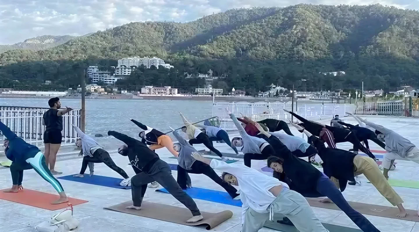 100 Ore di Formazione Insegnanti di Yoga a Rishikesh, India – Maggio 2026