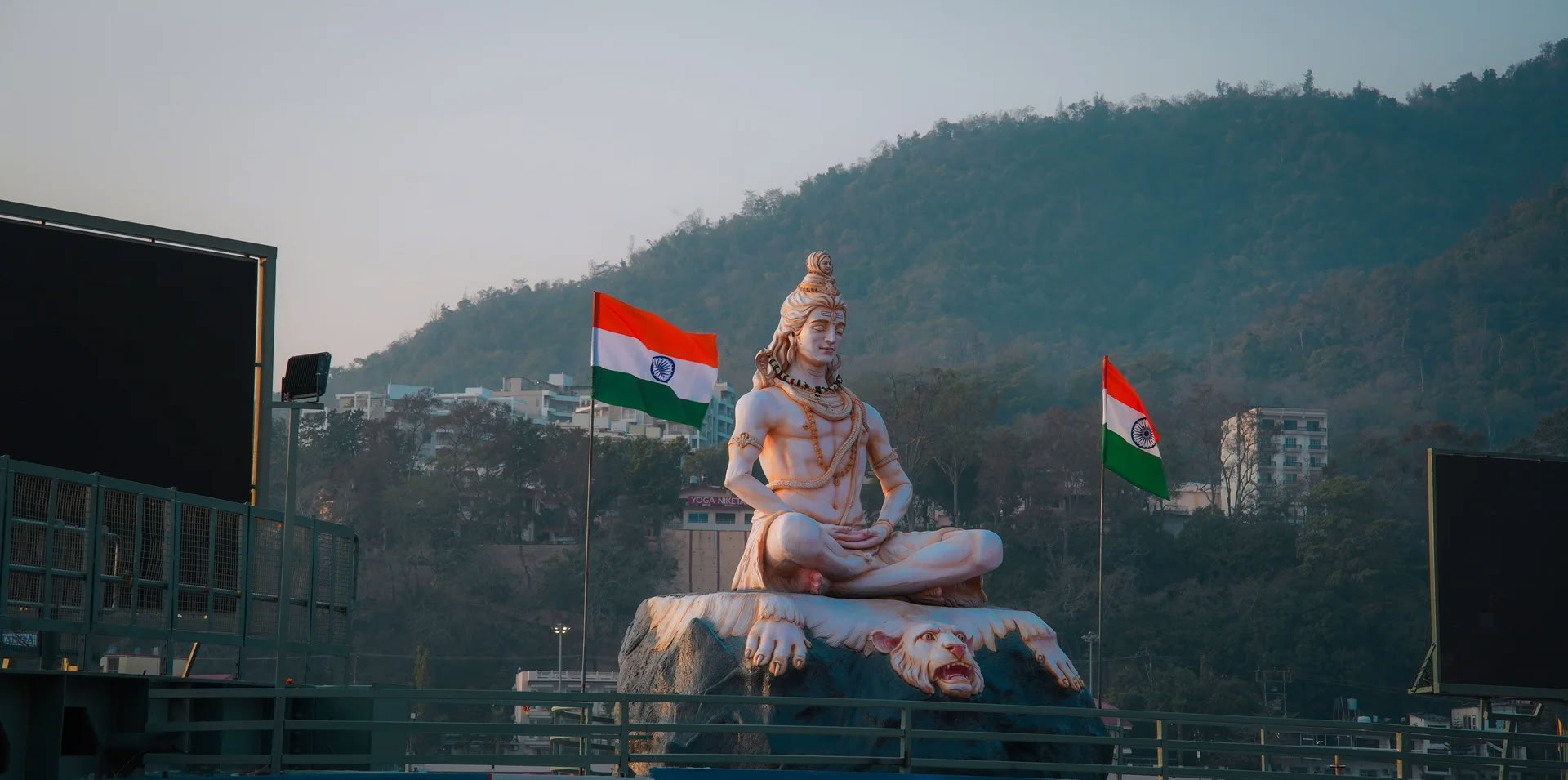 100 Ore di Formazione Insegnanti di Yoga a Rishikesh, India – Maggio 2026