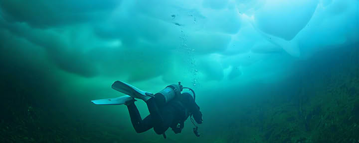 Immersione sotto il ghiaccio
