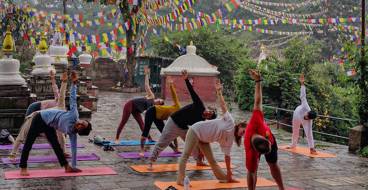 Corso di formazione per insegnanti di yoga di 300 ore (YTT) 24 giorni