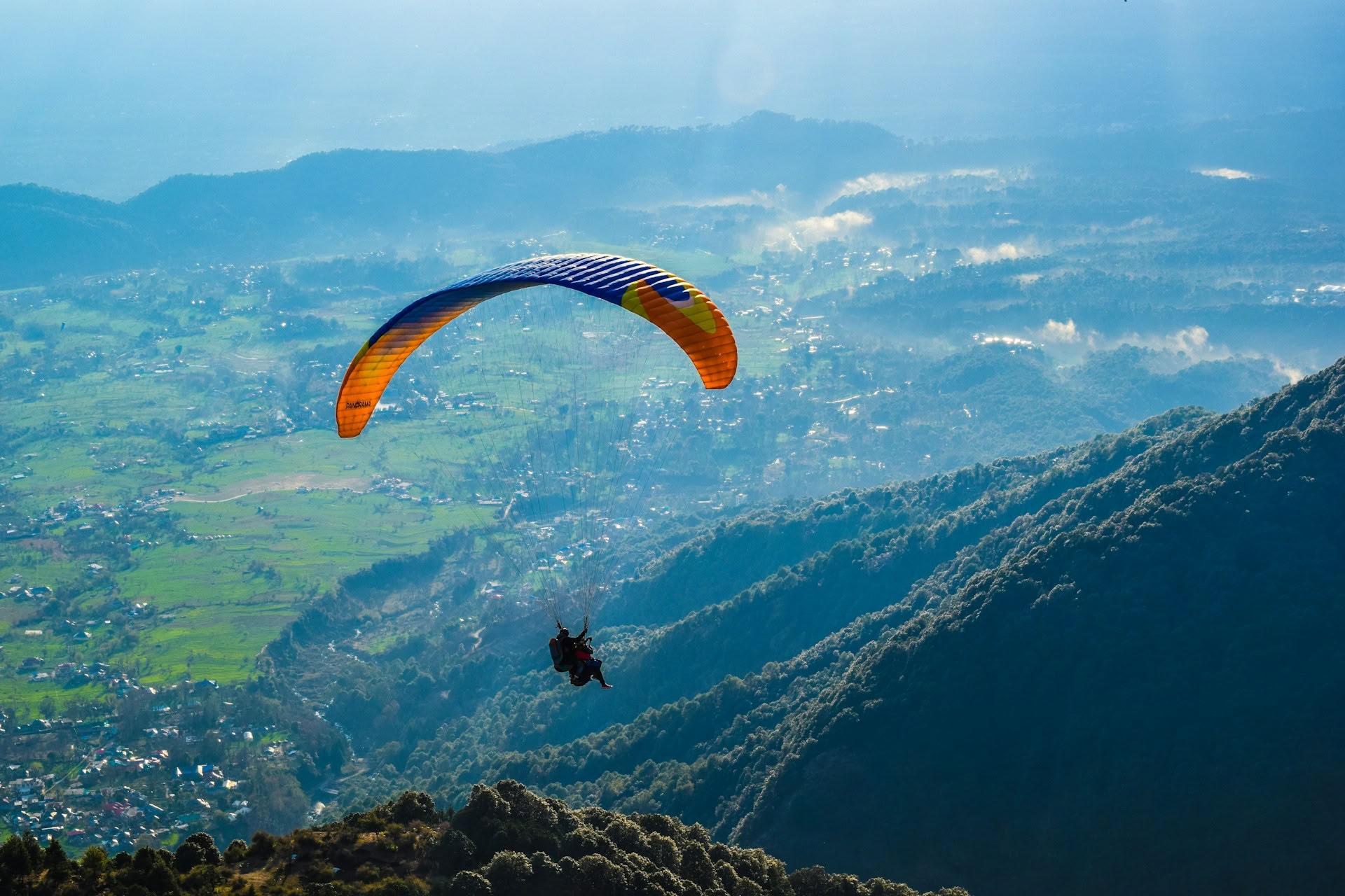 Monasteri, Sentieri del Tè e Viste sul Cielo: Dharamshala, Palampur e Fuga a Bir