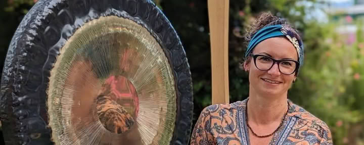 Sessione privata di sound healing a Tenerife – Gong e campane tibetane per un rilassamento profondo