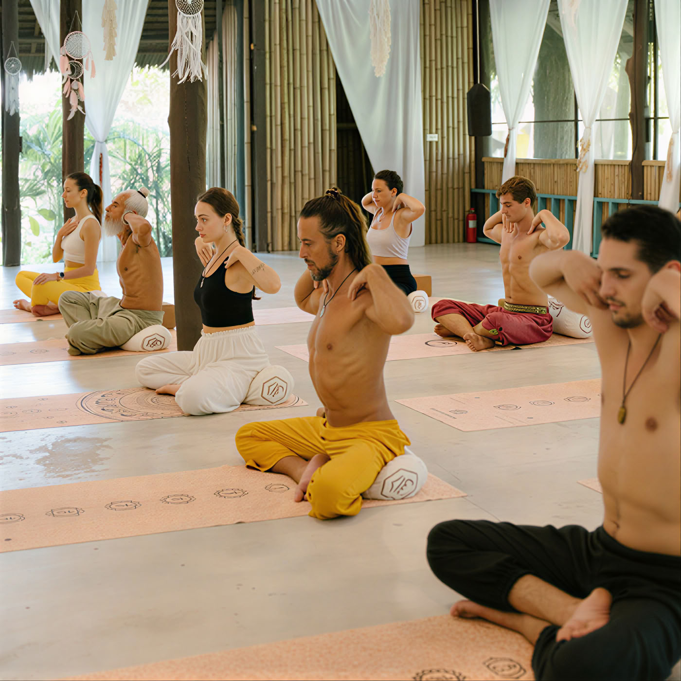 Formazione Ibrida per Insegnanti di Yoga 200 Ore/300 Ore – 13 Set. – 22 Set. 2026