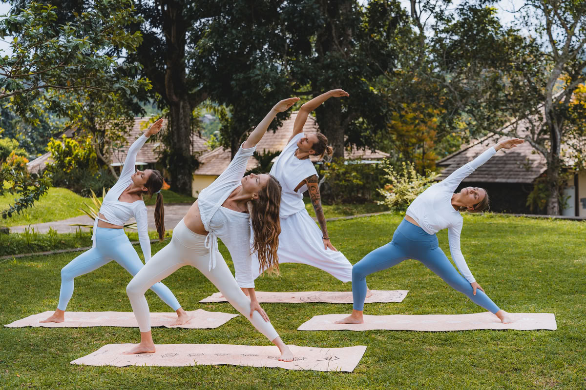 200 Ore/ 300 Ore Formazione Ibrida Insegnanti di Yoga – 22 giu. – 5 lug. 2026