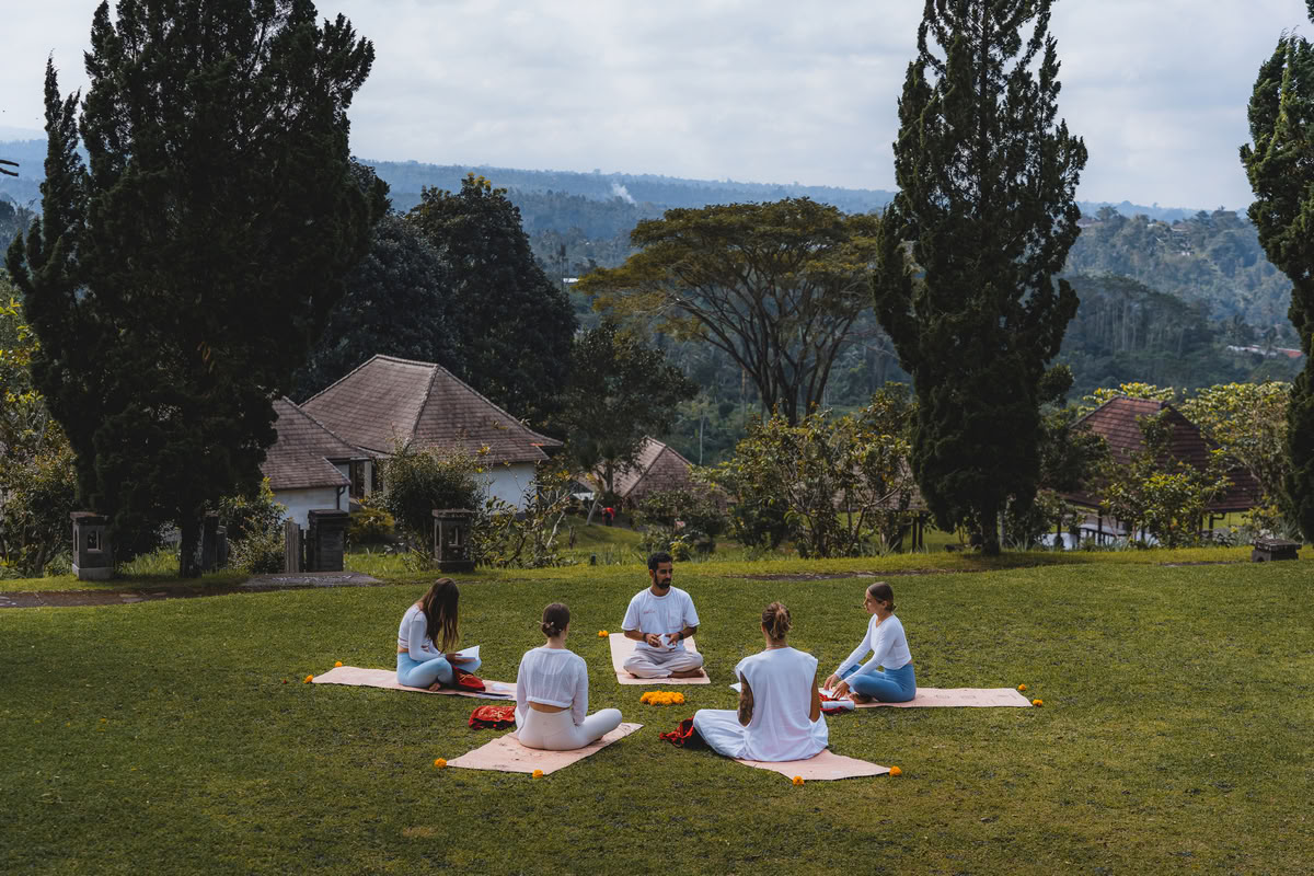 200 ore/300 ore Formazione Ibrida per Insegnanti di Yoga – 24 ago. – 6 set. 2026