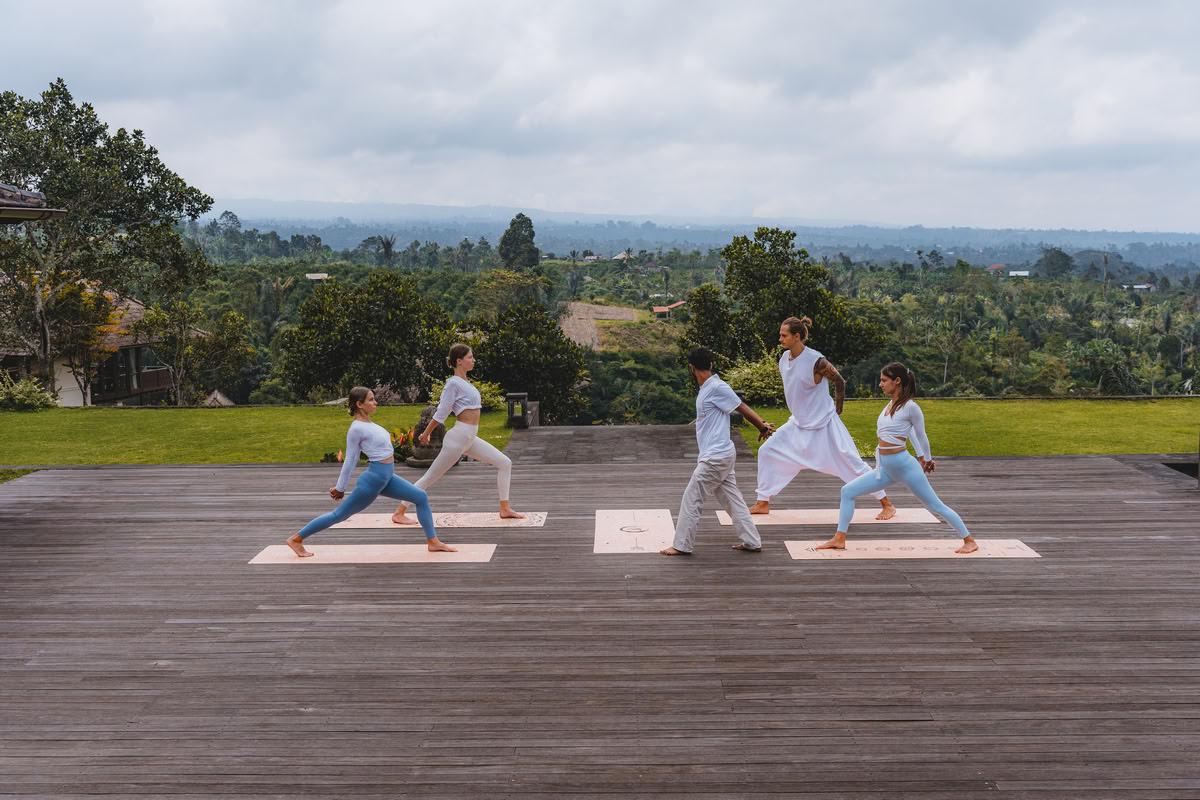 200 Ore/300 Ore Formazione Ibrida per Insegnanti di Yoga – 26 Nov. – 9 Dic. 2026