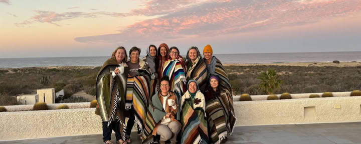 Riding the Waves in Community: Un’esperienza di ritiro olistica e incarnata per donne