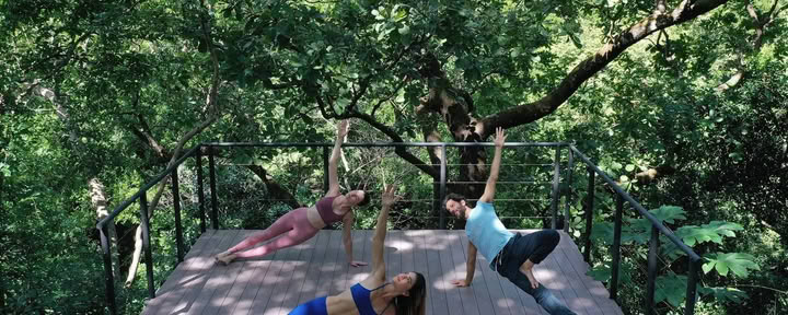 Yoga sulla scogliera