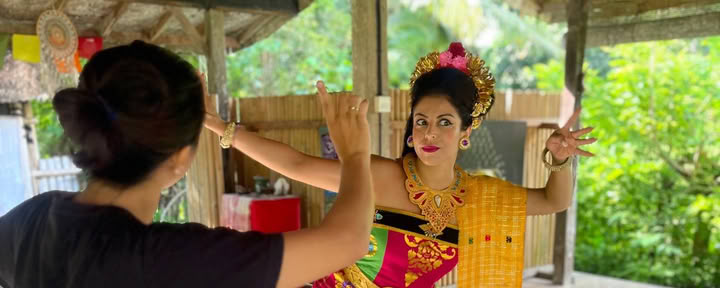 Danza balinese classica e offerta Canang Sari