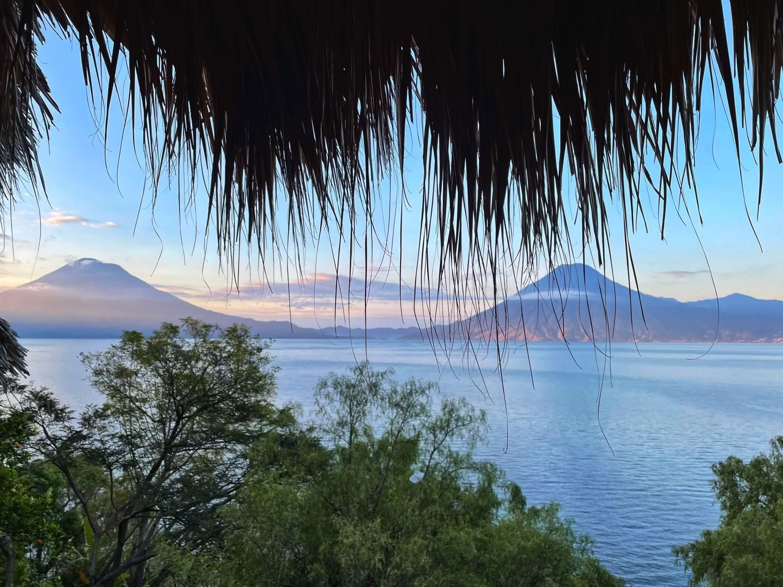 Flow, Explore, Awaken: Un ritiro di yoga al Lago Atitlán / Gabrielle James & Maureen Ferry — Villa Sumaya
