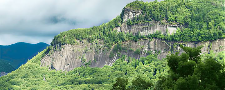 Sentiero verso la vetta di Whiteside Mountain, North Carolina