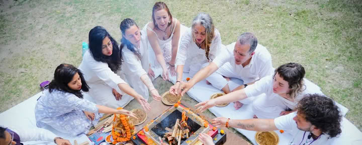 100 Ore di Formazione per Insegnanti di Yoga a Rishikesh