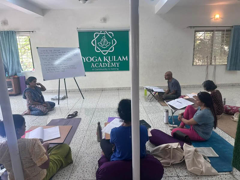 Corso di formazione per insegnanti di yoga di 200 ore nei giorni feriali a Bengaluru