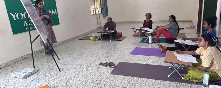 Corso di formazione per insegnanti di yoga di 200 ore nei giorni feriali a Bengaluru
