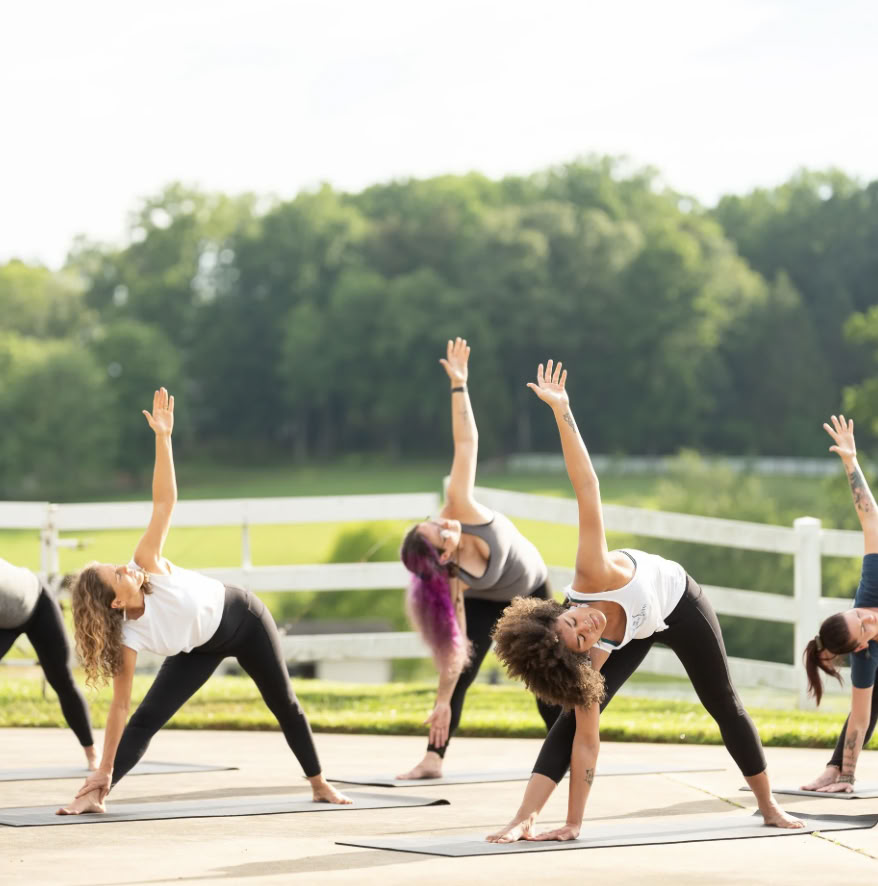 Sabato Sunrise Yoga Flow con Kelly Flowers — The Horse Shoe Farm Boutique Resort vicino ad Asheville, NC | Dining & Spa