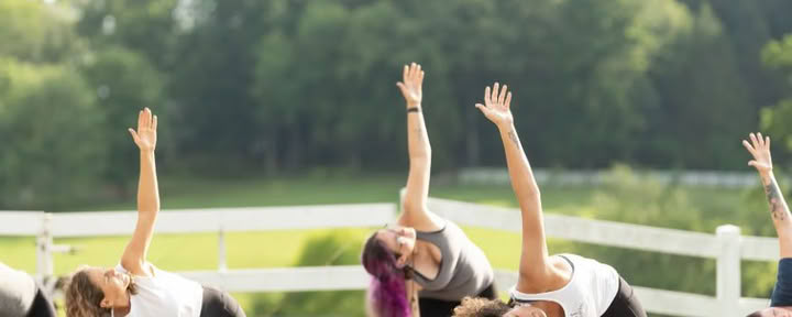 Sabato Sunrise Yoga Flow con Kelly Flowers — The Horse Shoe Farm Boutique Resort vicino ad Asheville, NC | Dining & Spa