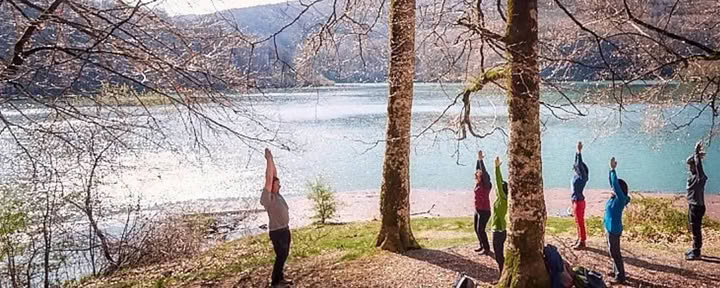 Vacanza di escursioni primaverili, yoga e meditazione