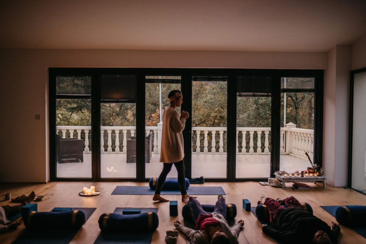 Ritiro base di yoga e meditazione: un viaggio attraverso gli Yama e gli Niyama