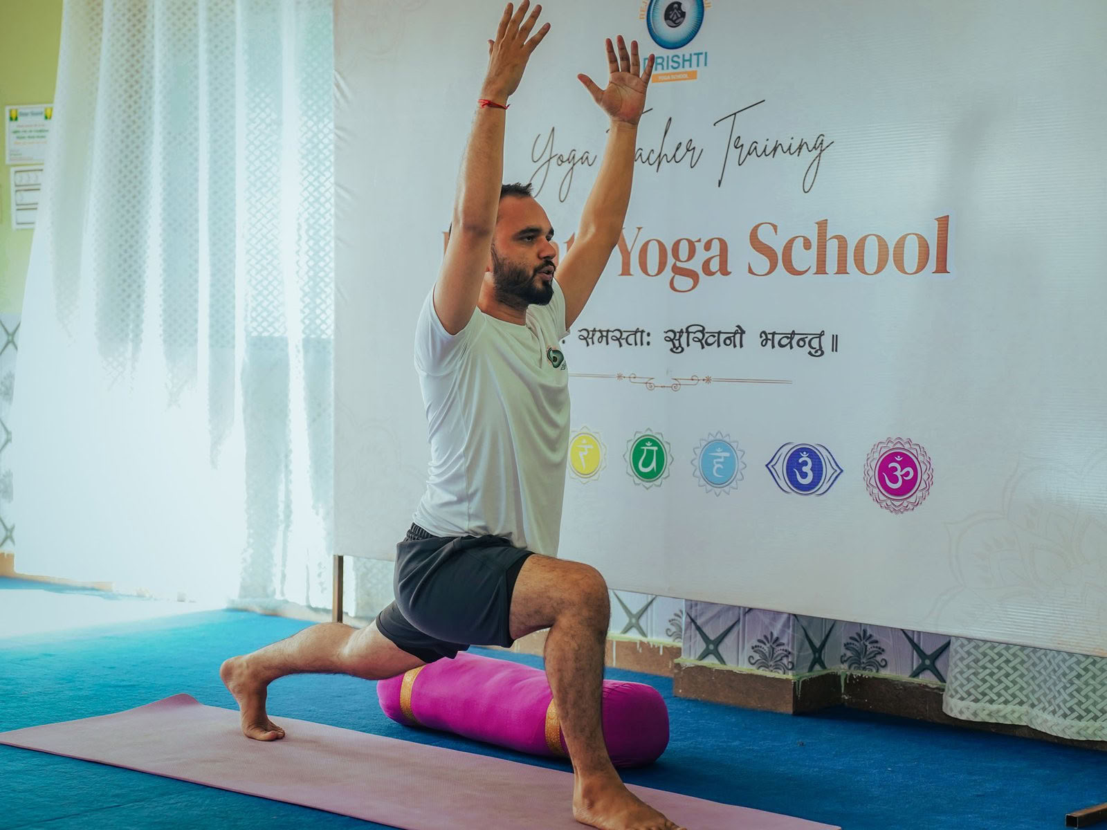Corso di formazione per insegnanti di yoga di 100 ore