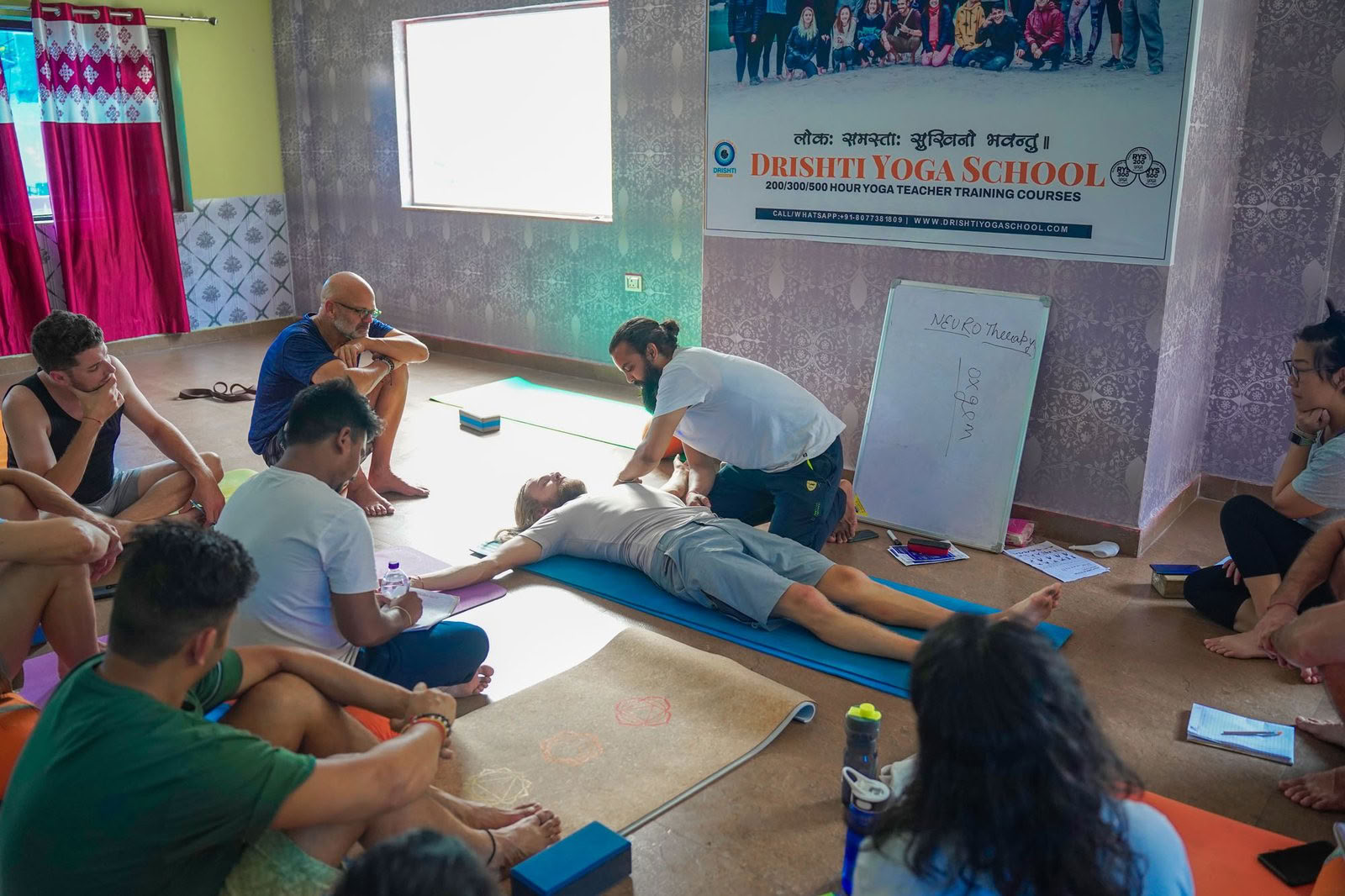 Corso di formazione per insegnanti di yoga di 100 ore