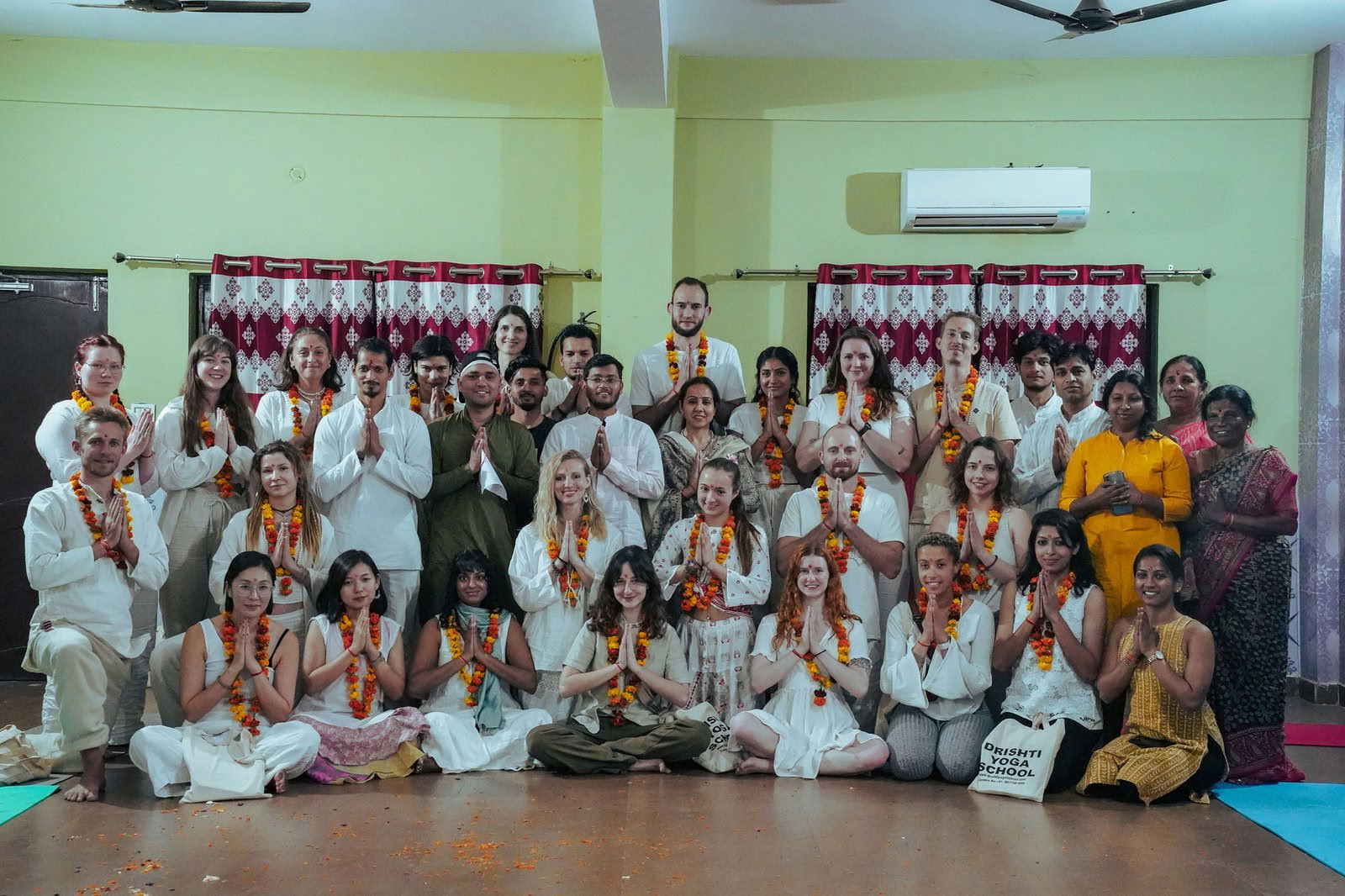 Corso di formazione insegnanti di yoga di 100 ore a Rishikesh ✅