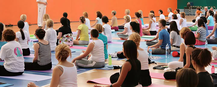 Corso intensivo di formazione insegnanti di yoga di 25 giorni 200 ore - approccio di gruppo