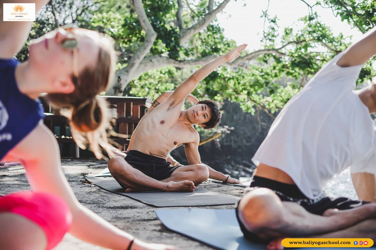 Corso di formazione insegnanti di yoga di 300 ore a Varkala, Kerala, India