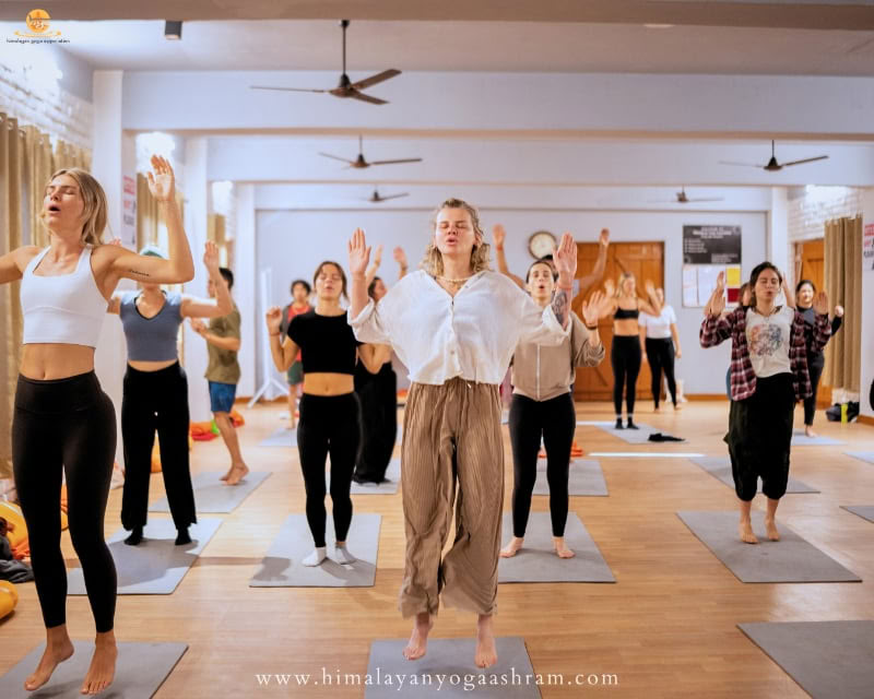 Corso di formazione insegnanti di yoga di 100 ore a Rishikesh, India