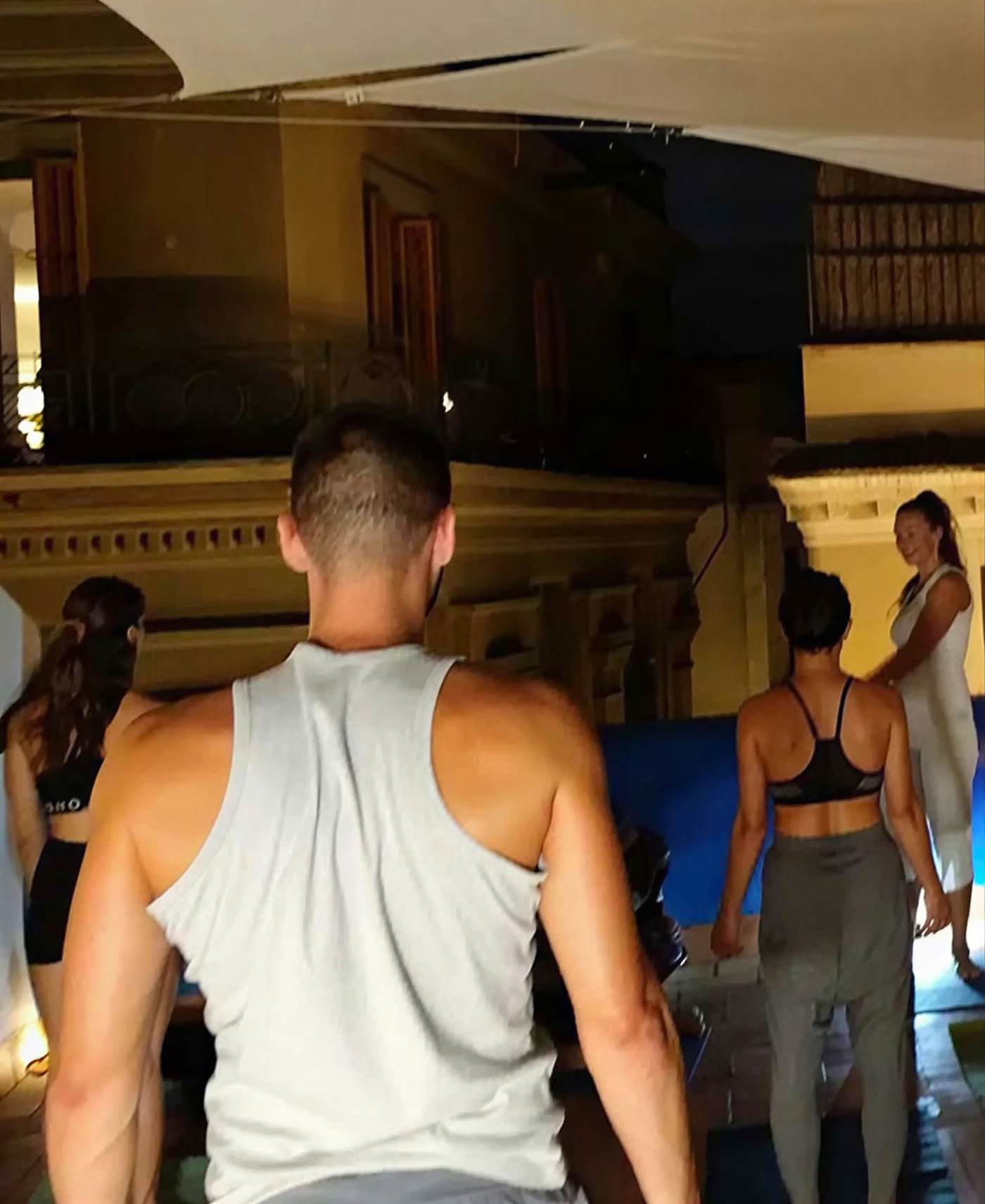 Eventi di yoga della luna piena con musica dal vivo
