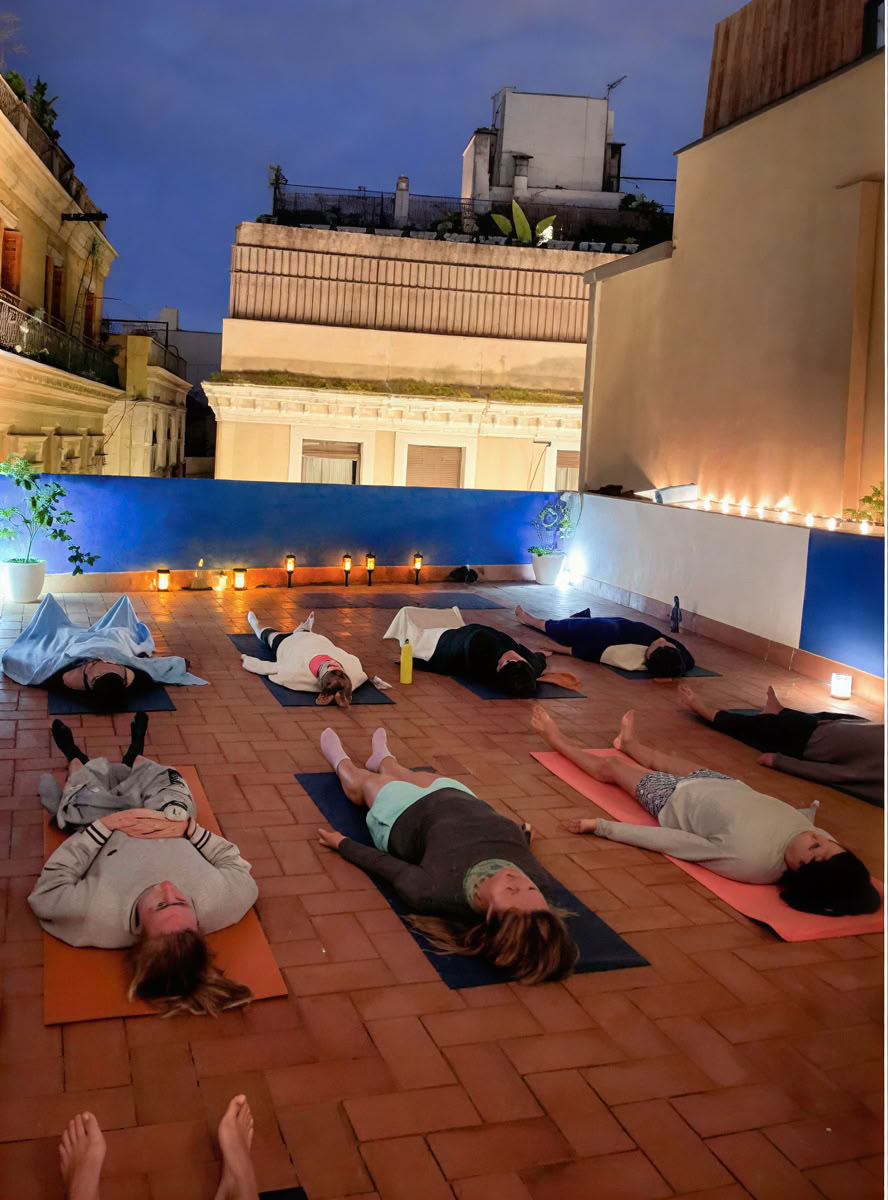 Eventi di yoga della luna piena con musica dal vivo