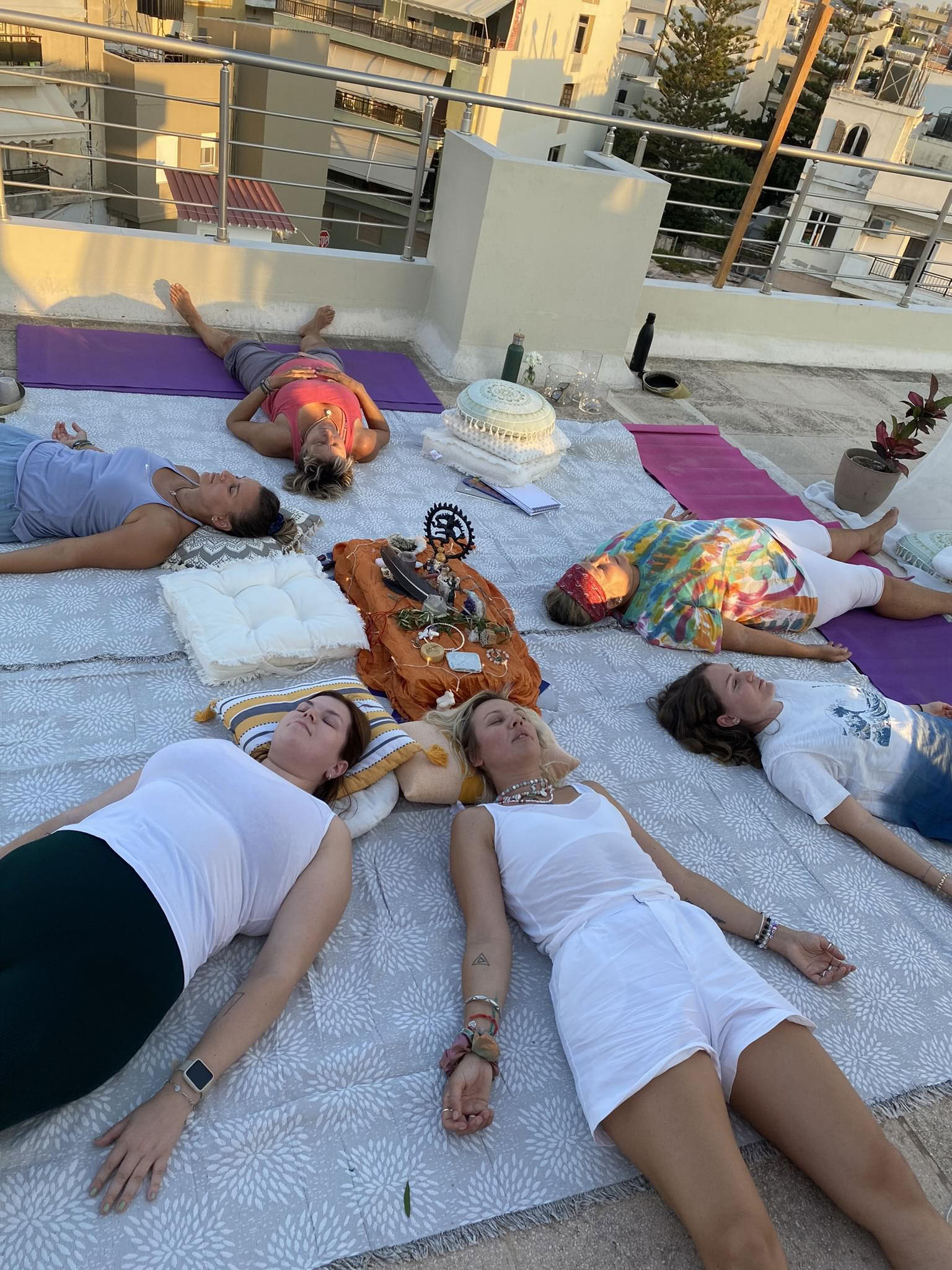 Ritiro di yoga per donne, radicato nella fiducia, con luna piena