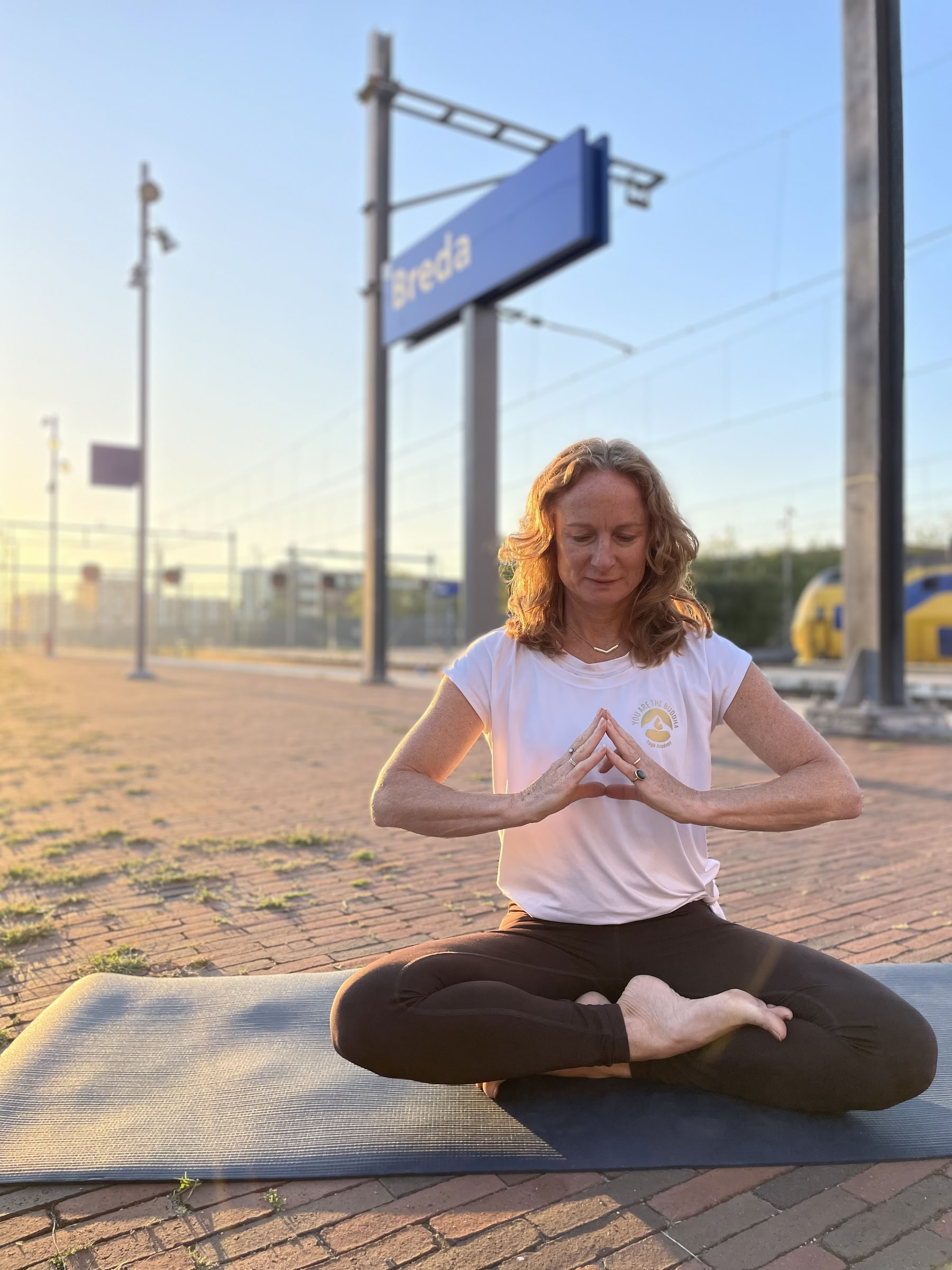 Lezione di gruppo di yoga terapia