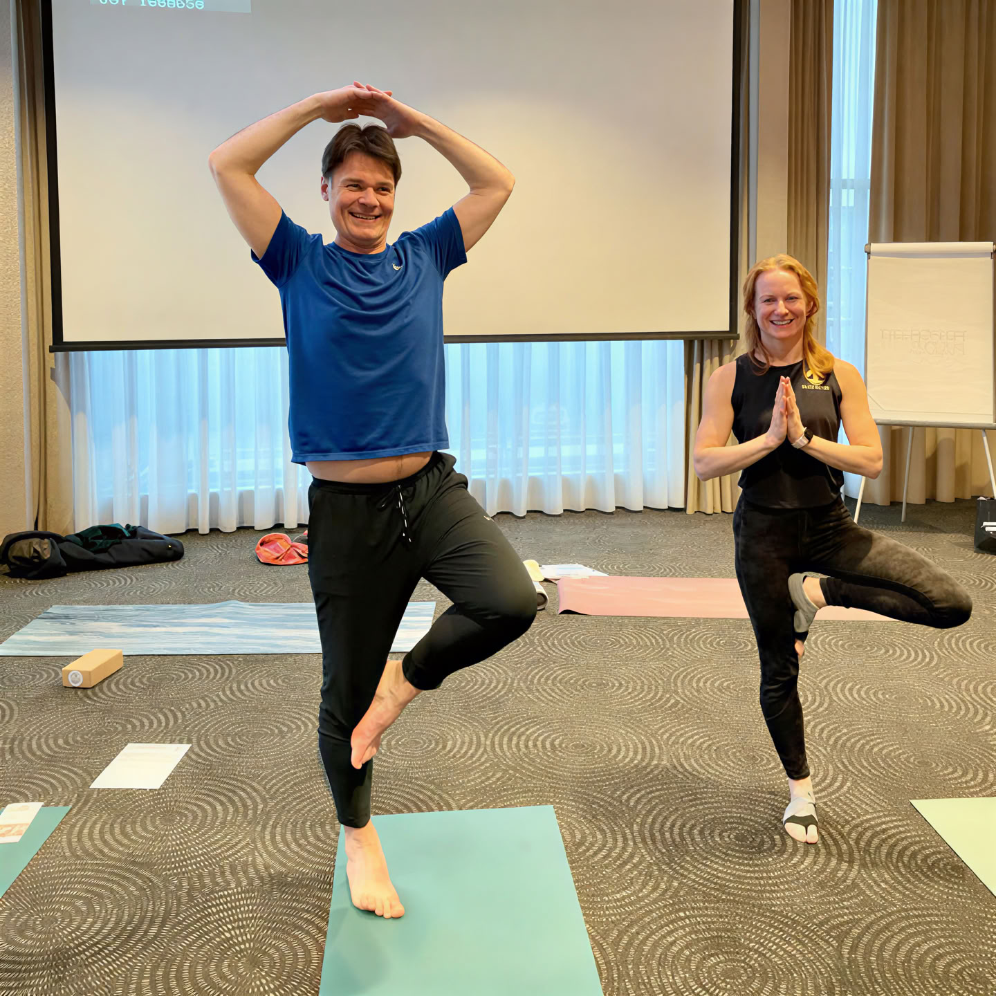 Lezione di gruppo di yoga terapia