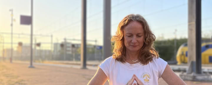 Lezione di gruppo di yoga terapia