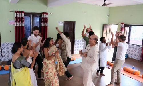 10 giorni di ritiri di yoga a Rishikesh, India