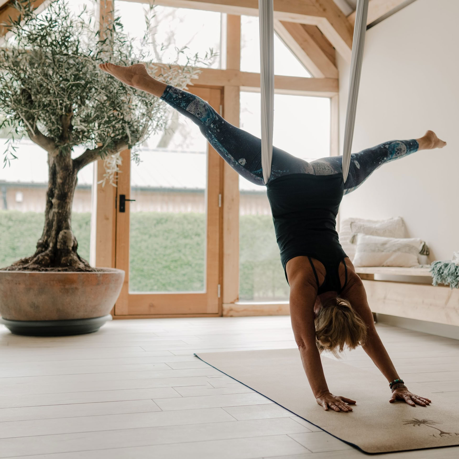Workshop di yoga aereo e trapezio per intermedi con Jane e Zoe