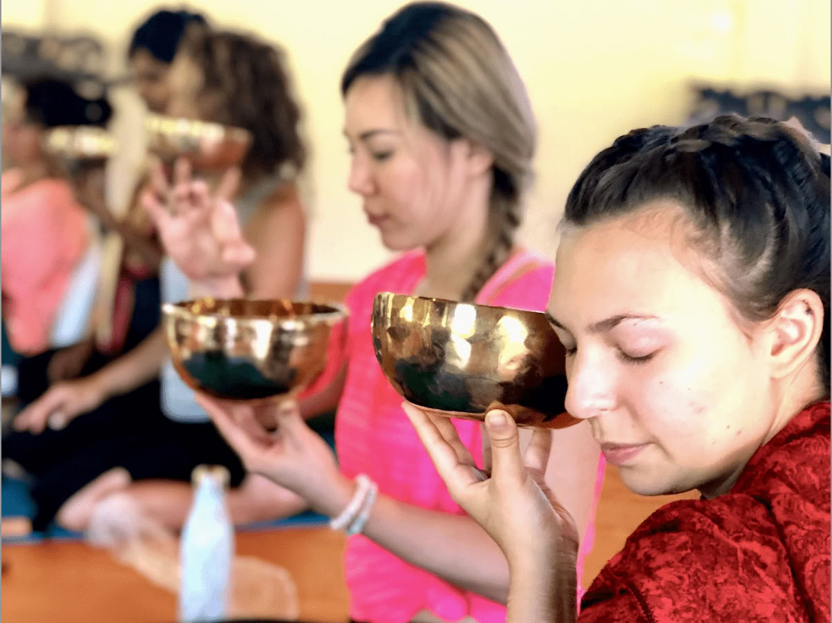 Corso di formazione insegnanti di yoga olistico e terapia del suono da 200 ore