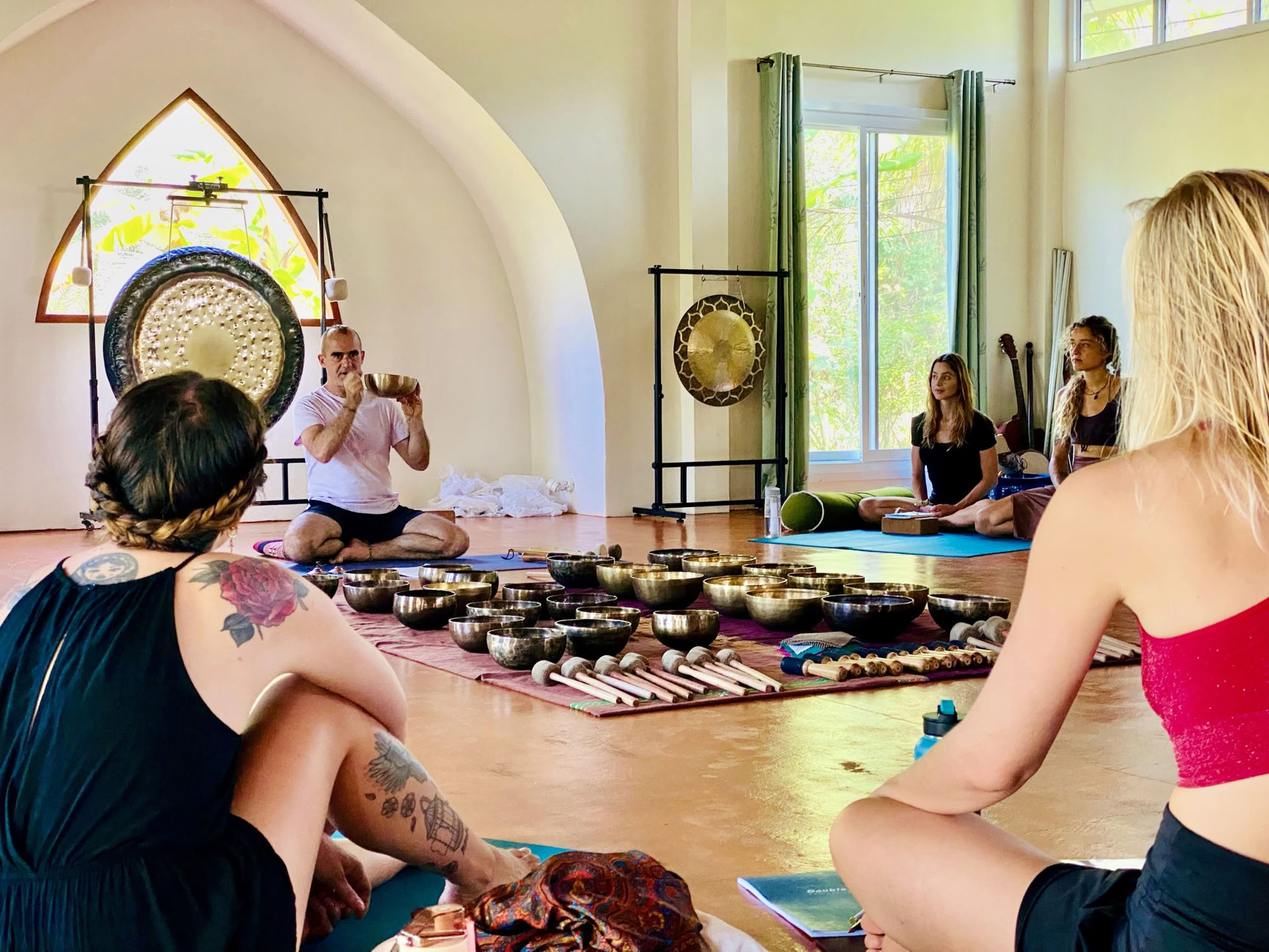 Corso di formazione insegnanti di yoga olistico e terapia del suono da 200 ore