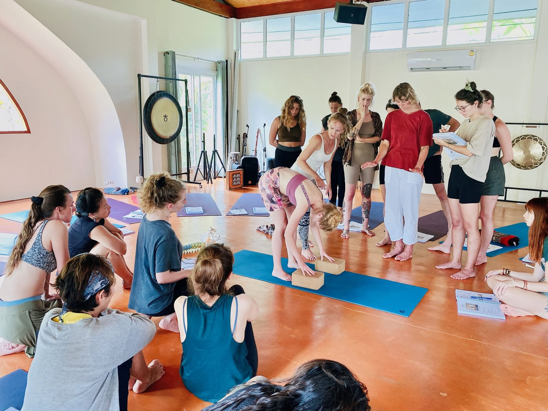 Corso di formazione insegnanti di yoga olistico e terapia del suono da 200 ore