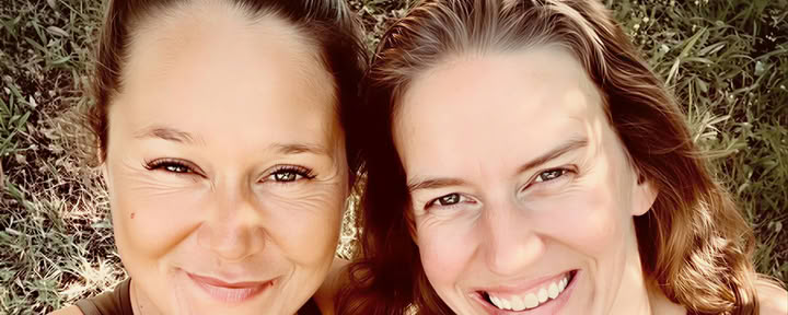 Vinyasa Yoga con Ursina e Marina – Fluire verso l’equilibrio — Landguet Ried, Centro per la Vita Consapevole | Centro Ritiri e Casa per Workshop