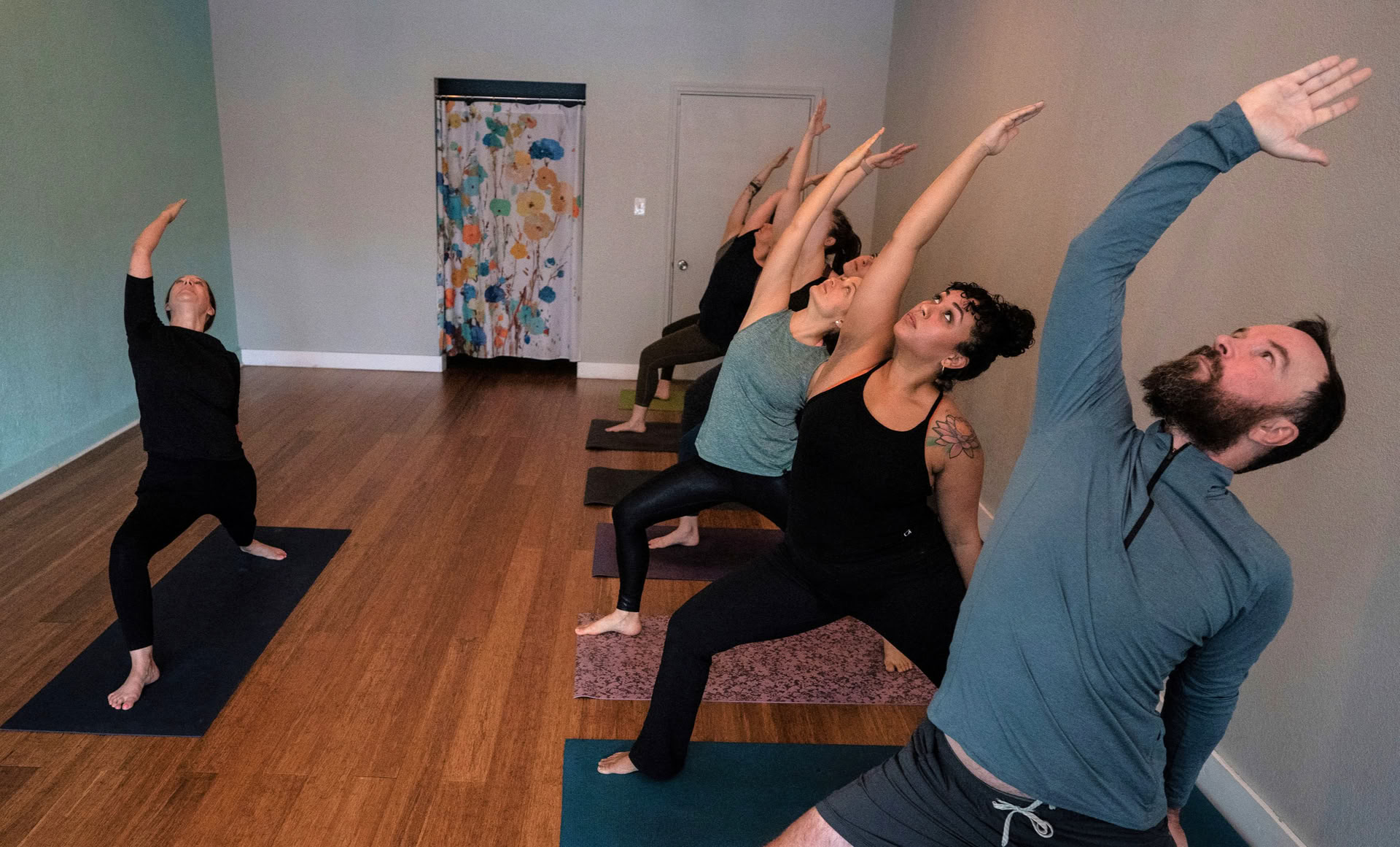 Flusso Vinyasa di Forza del Giovedì alle 18:00