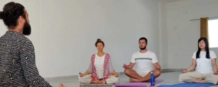 Corso di formazione per insegnanti di yoga di 100 ore a Rishikesh