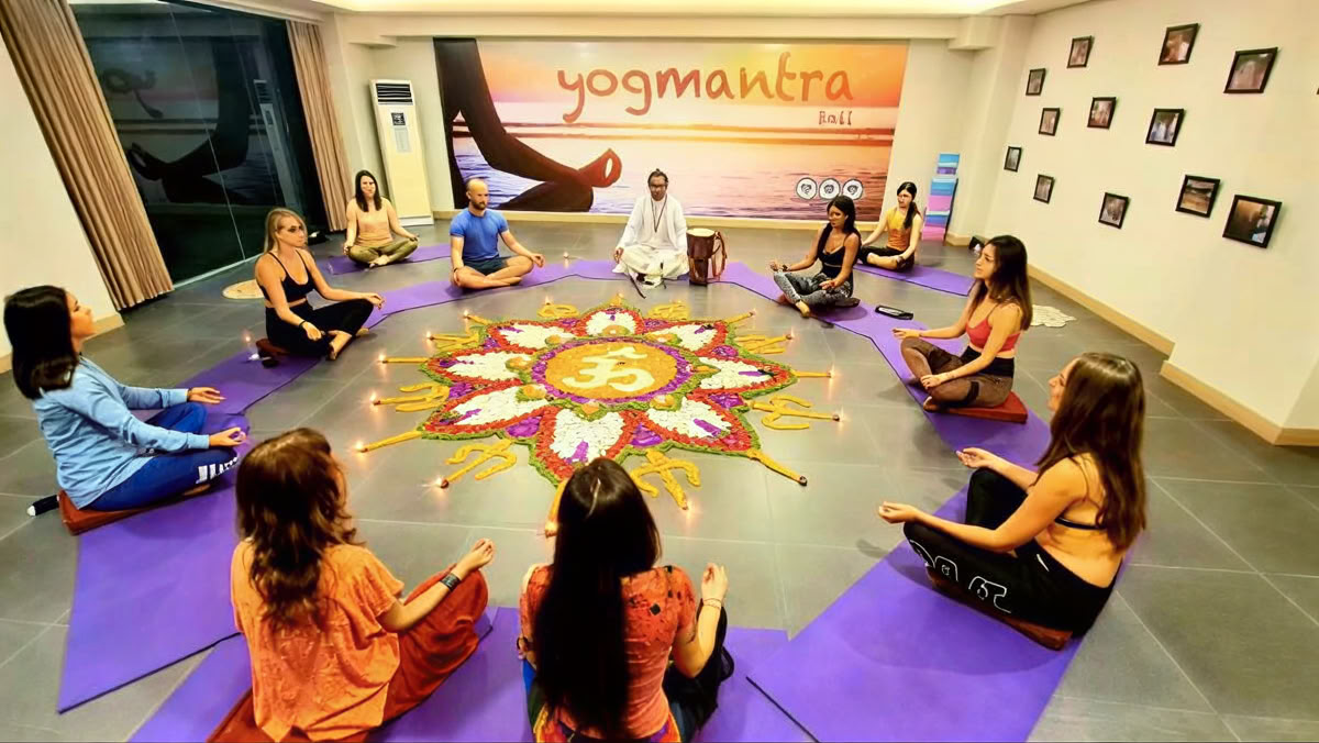 Corso di formazione insegnanti di yoga di 200 ore a Bali con visto business gratuito
