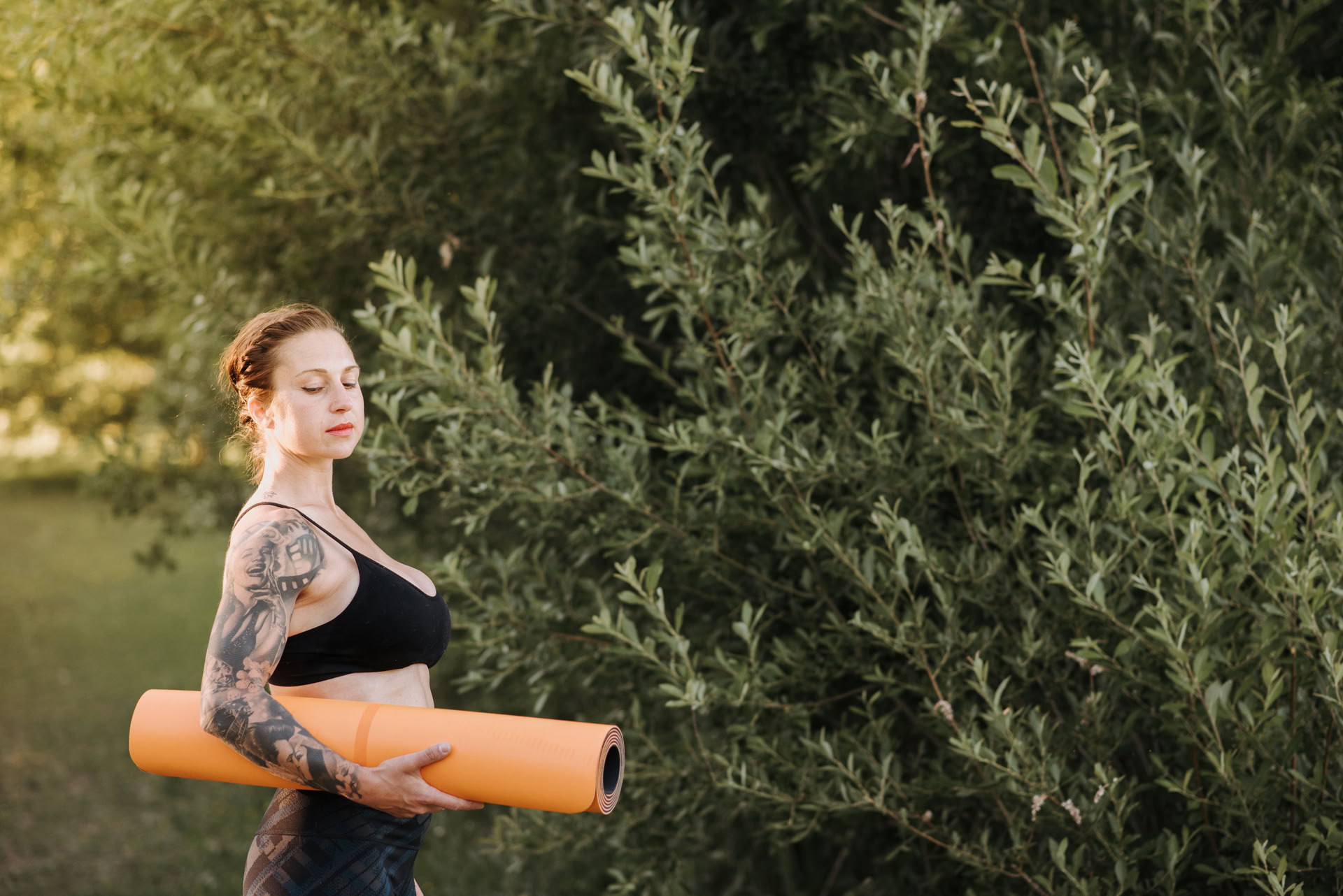 Yoga nella natura da soli