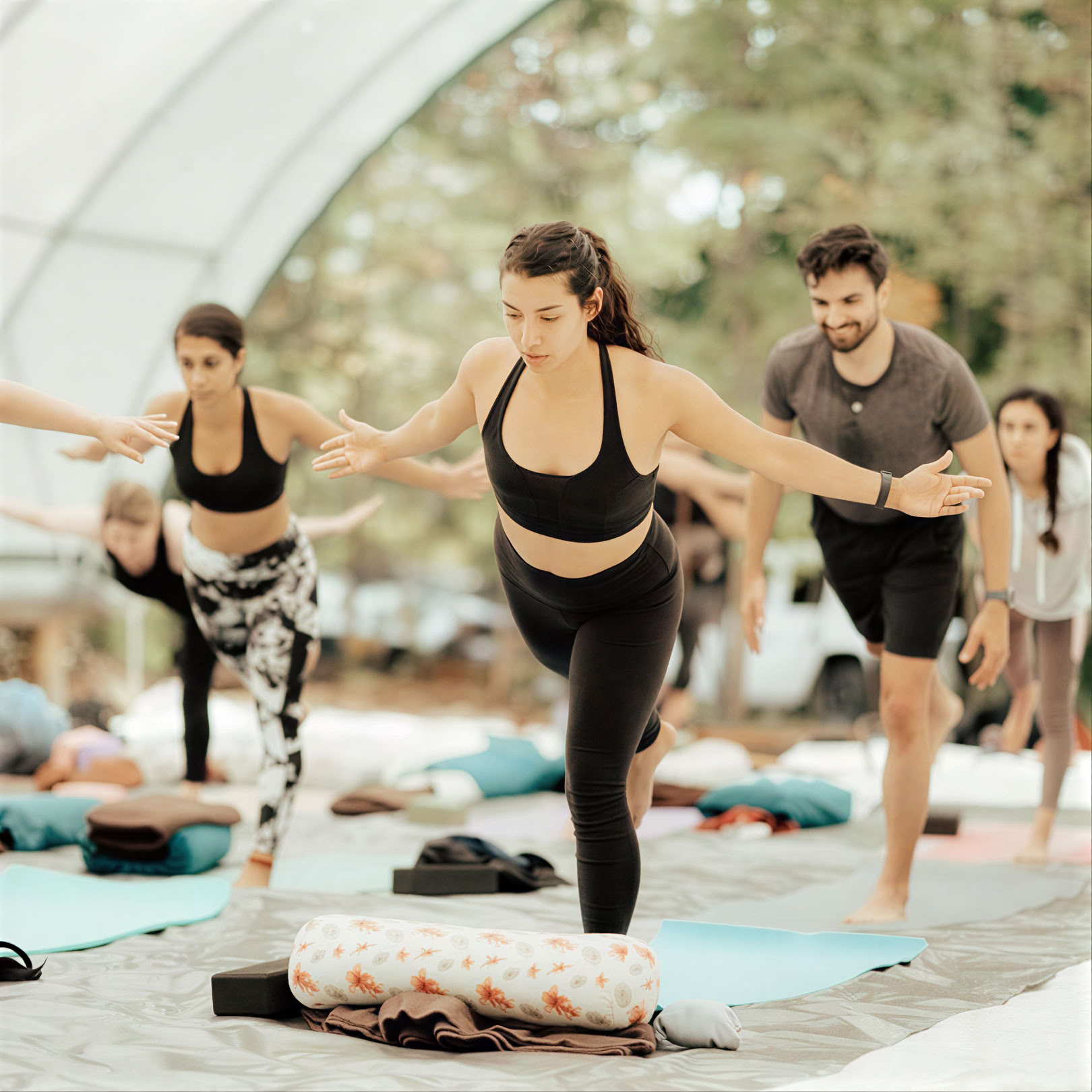 Yoga nella natura da soli